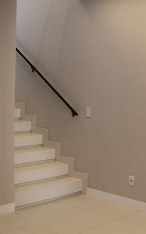 Casa à venda com 138m², 3 quartos e 2 vagas Casa à venda com 138m², 3 quartos e 2 vagasEscada