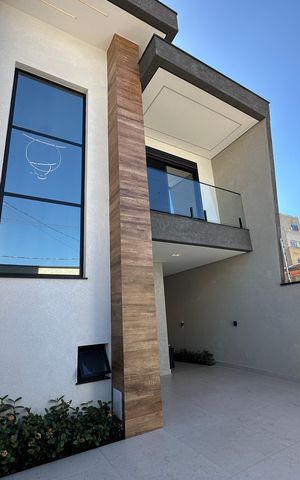 Casa à venda com 138m², 3 quartos e 2 vagas Casa à venda com 138m², 3 quartos e 2 vagasFachada