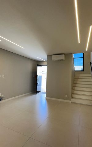 Casa à venda com 138m², 3 quartos e 2 vagas Casa à venda com 138m², 3 quartos e 2 vagasSala