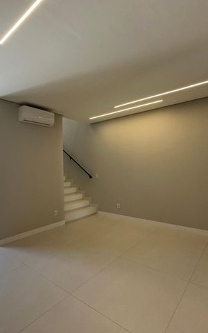 Casa à venda com 138m², 3 quartos e 2 vagas Casa à venda com 138m², 3 quartos e 2 vagasSala