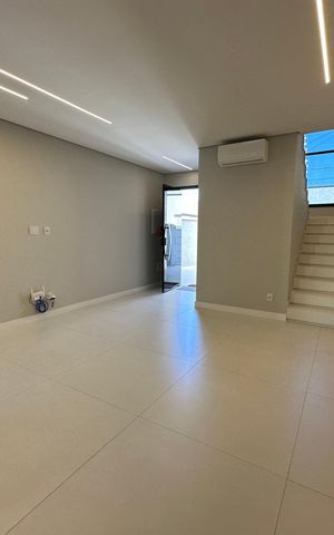 Casa à venda com 138m², 3 quartos e 2 vagas Casa à venda com 138m², 3 quartos e 2 vagasSala
