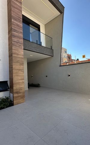 Casa à venda com 138m², 3 quartos e 2 vagas Casa à venda com 138m², 3 quartos e 2 vagasFachada