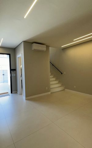 Casa à venda com 138m², 3 quartos e 2 vagas Casa à venda com 138m², 3 quartos e 2 vagasSala
