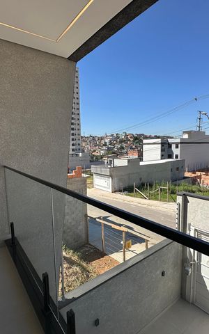Casa à venda com 138m², 3 quartos e 2 vagas Casa à venda com 138m², 3 quartos e 2 vagasVaranda