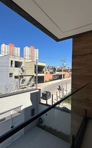 Casa à venda com 138m², 3 quartos e 2 vagas Casa à venda com 138m², 3 quartos e 2 vagasVaranda