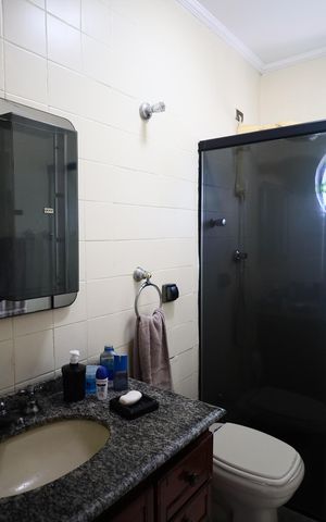 Casa à venda com 350m², 3 quartos e 2 vagasBanheiro da Suíte 1