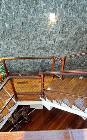Casa para alugar com 356m², 3 quartos e 4 vagasEscada