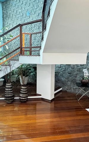 Casa para alugar com 356m², 3 quartos e 4 vagasSala - Sala de Estar - Escada