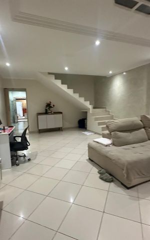 Casa de condomínio à venda com 209m², 3 quartos e 2 vagas Casa de condomínio à venda com 209m², 3 quartos e 2 vagasSala