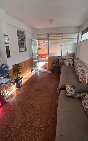 Casa à venda com 592m², 5 quartos e 4 vagas Casa à venda com 592m², 5 quartos e 4 vagasÁrea externa