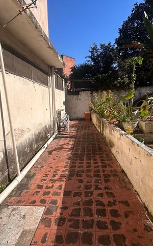 Casa à venda com 592m², 5 quartos e 4 vagas Casa à venda com 592m², 5 quartos e 4 vagasÁrea externa
