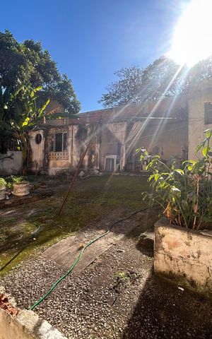 Casa à venda com 592m², 5 quartos e 4 vagas Casa à venda com 592m², 5 quartos e 4 vagasÁrea externa
