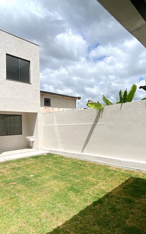 Casa à venda com 233m², 3 quartos e 4 vagas Casa à venda com 233m², 3 quartos e 4 vagasÁrea externa
