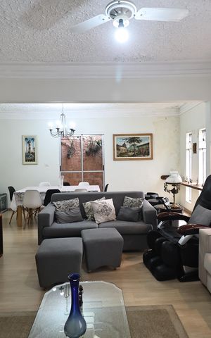 Casa à venda com 264m², 3 quartos e 3 vagas Casa à venda com 264m², 3 quartos e 3 vagasSala
