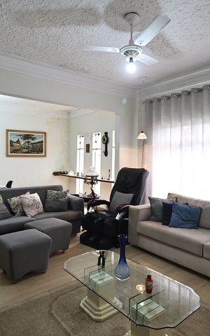 Casa à venda com 264m², 3 quartos e 3 vagas Casa à venda com 264m², 3 quartos e 3 vagasSala