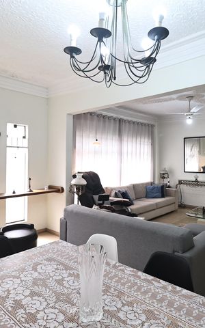 Casa à venda com 264m², 3 quartos e 3 vagas Casa à venda com 264m², 3 quartos e 3 vagasSala