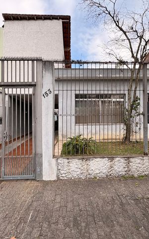 Casa à venda com 264m², 3 quartos e 3 vagas Casa à venda com 264m², 3 quartos e 3 vagasFachada