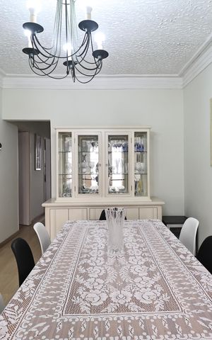 Casa à venda com 264m², 3 quartos e 3 vagas Casa à venda com 264m², 3 quartos e 3 vagasSala