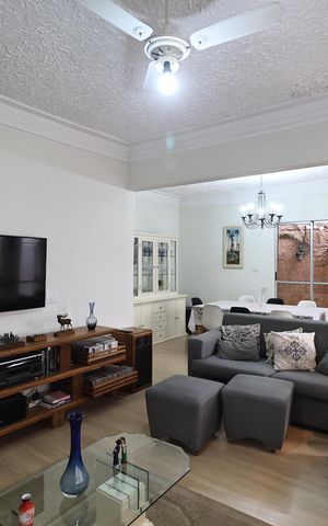 Casa à venda com 264m², 3 quartos e 3 vagas Casa à venda com 264m², 3 quartos e 3 vagasSala