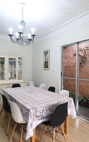 Casa à venda com 264m², 3 quartos e 3 vagas Casa à venda com 264m², 3 quartos e 3 vagasSala