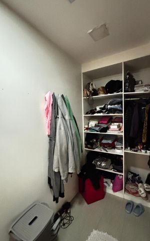 Apartamento à venda com 184m², 3 quartos e 4 vagas Apartamento à venda com 184m², 3 quartos e 4 vagasCloset da Suíte