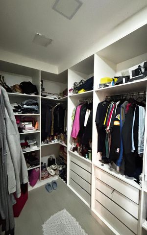 Apartamento à venda com 184m², 3 quartos e 4 vagas Apartamento à venda com 184m², 3 quartos e 4 vagasCloset da Suíte