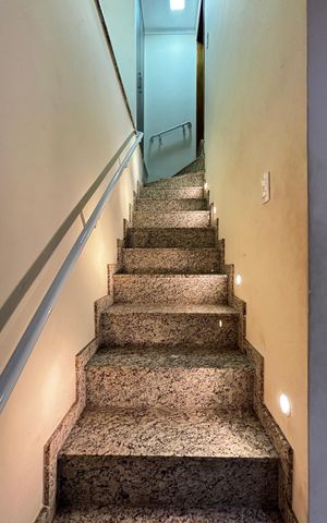 Apartamento à venda com 184m², 3 quartos e 4 vagas Apartamento à venda com 184m², 3 quartos e 4 vagasEscada