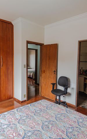 Casa à venda com 359m², 5 quartos e 4 vagas Casa à venda com 359m², 5 quartos e 4 vagasSuíte