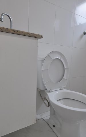 Casa de condomínio para alugar com 70m², 2 quartos e 2 vagasBanheiro da Suíte 1