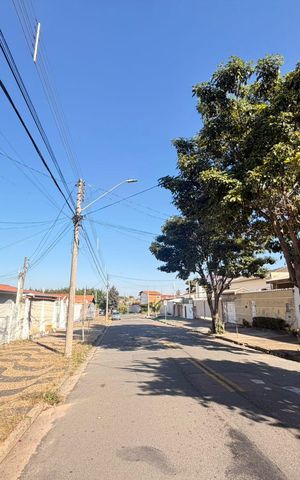 Casa à venda com 398m², 5 quartos e 4 vagas Casa à venda com 398m², 5 quartos e 4 vagasÁrea externa