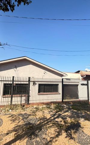 Casa à venda com 398m², 5 quartos e 4 vagas Casa à venda com 398m², 5 quartos e 4 vagasÁrea externa