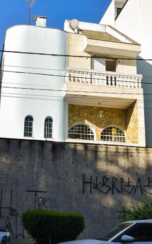 Casa à venda com 300m², 3 quartos e 5 vagas Casa à venda com 300m², 3 quartos e 5 vagasFachada
