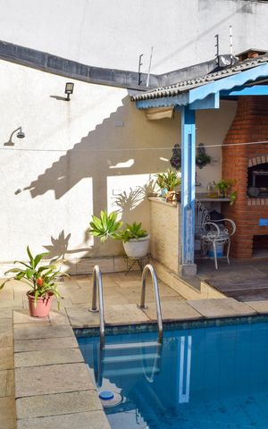 Casa à venda com 300m², 3 quartos e 5 vagas Casa à venda com 300m², 3 quartos e 5 vagasÁrea comum - Piscina