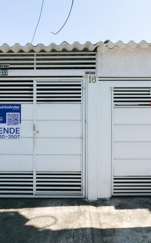 Casa à venda com 190m², 2 quartos e 2 vagas Casa à venda com 190m², 2 quartos e 2 vagasFachada