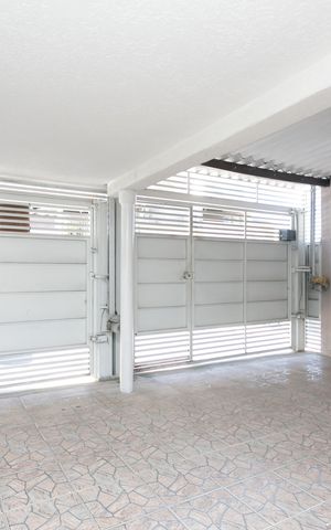 Casa à venda com 190m², 2 quartos e 2 vagas Casa à venda com 190m², 2 quartos e 2 vagasGaragem