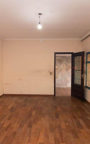 Casa à venda com 250m², 5 quartos e 3 vagas Casa à venda com 250m², 5 quartos e 3 vagasSala