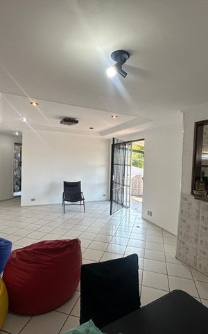 Casa para alugar com 160m², 3 quartos e 2 vagas Casa para alugar com 160m², 3 quartos e 2 vagasSala