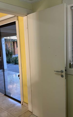 Casa de condomínio à venda com 342m², 2 quartos e 4 vagasEscritório