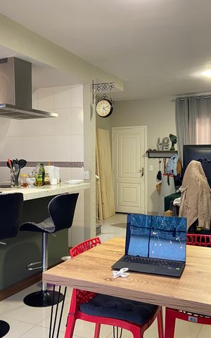 Casa à venda com 98m², 3 quartos e 2 vagas Casa à venda com 98m², 3 quartos e 2 vagasSala