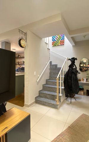 Casa à venda com 98m², 3 quartos e 2 vagas Casa à venda com 98m², 3 quartos e 2 vagasSala