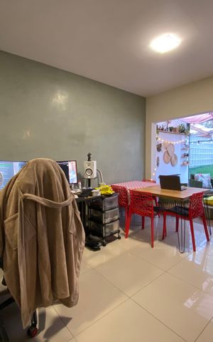 Casa à venda com 98m², 3 quartos e 2 vagas Casa à venda com 98m², 3 quartos e 2 vagasSala