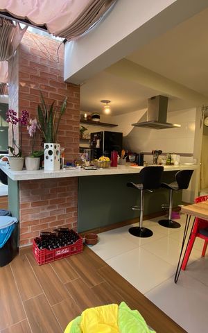 Casa à venda com 98m², 3 quartos e 2 vagas Casa à venda com 98m², 3 quartos e 2 vagasSala