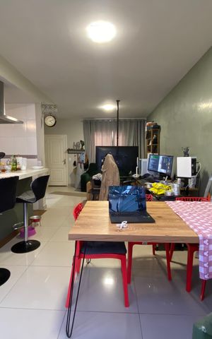 Casa à venda com 98m², 3 quartos e 2 vagas Casa à venda com 98m², 3 quartos e 2 vagasSala