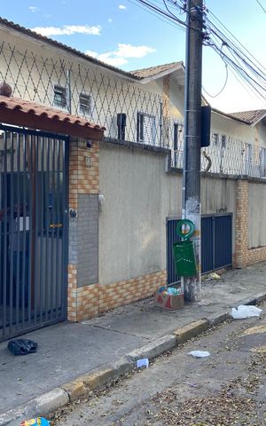 Casa à venda com 98m², 3 quartos e 2 vagas Casa à venda com 98m², 3 quartos e 2 vagasFachada