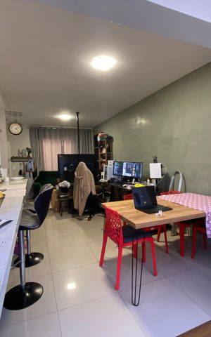 Casa à venda com 98m², 3 quartos e 2 vagas Casa à venda com 98m², 3 quartos e 2 vagasSala