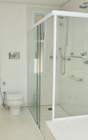 Casa de condomínio à venda com 269m², 3 quartos e 4 vagas Casa de condomínio à venda com 269m², 3 quartos e 4 vagasBanheiro da Suíte 1 com banheira