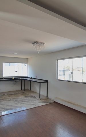 Casa à venda com 756m², 4 quartos e 4 vagasCasa 2