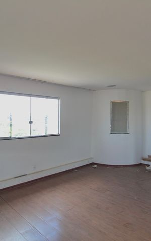 Casa à venda com 756m², 4 quartos e 4 vagasCasa 2