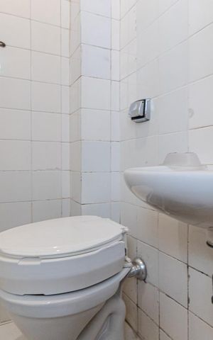 Apartamento à venda com 104m², 2 quartos e sem vaga Apartamento à venda com 104m², 2 quartos e sem vagaBanheiro de Serviço