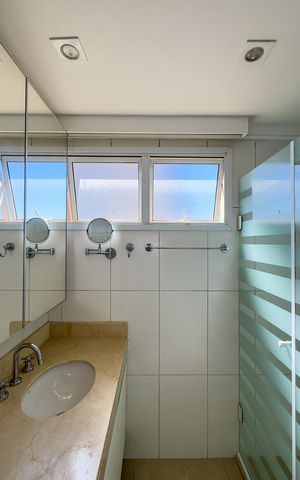 Apartamento à venda com 147m², 3 quartos e 3 vagasBanheiro da Suíte 1